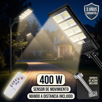 Farola solar LED SolarGuard de 400W iluminando la fachada de una casa de noche, sensor de movimiento y mando a distancia incluidos