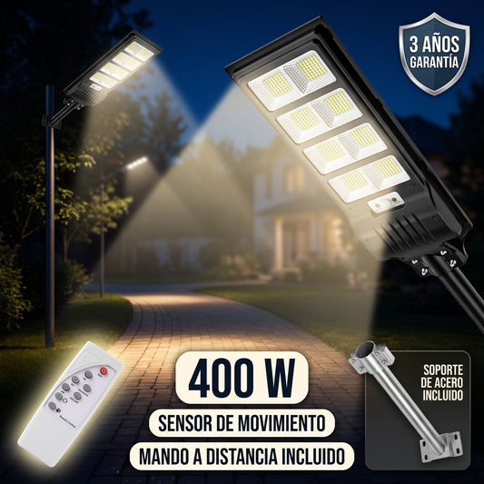 Farola solar LED SolarGuard de 400W iluminando la fachada de una casa de noche, sensor de movimiento y mando a distancia incluidos
